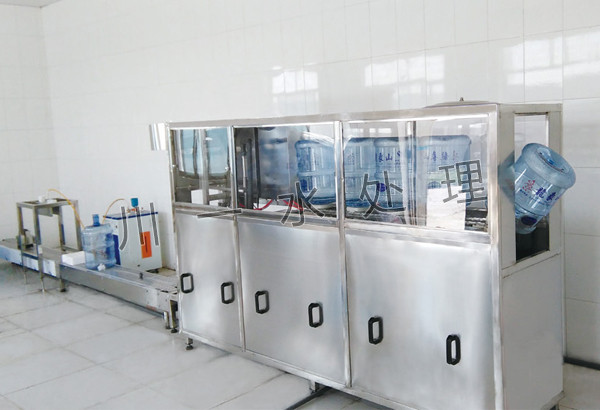 150桶/h全自動(dòng)灌裝機(jī)（沖洗、灌裝、封蓋功能于一體）