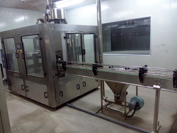 3000瓶小瓶三合一灌裝機(jī) 五臺山水廠